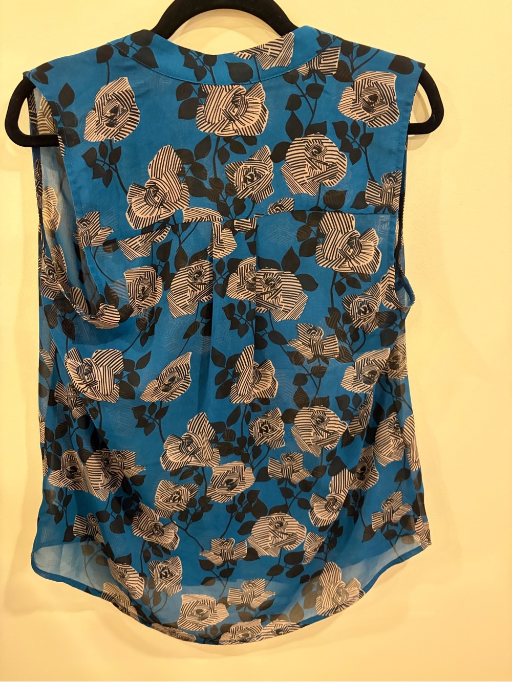 Cabi Blue Floral Sleeveless V-Neck Blouse Size M - Picture 2 of 4